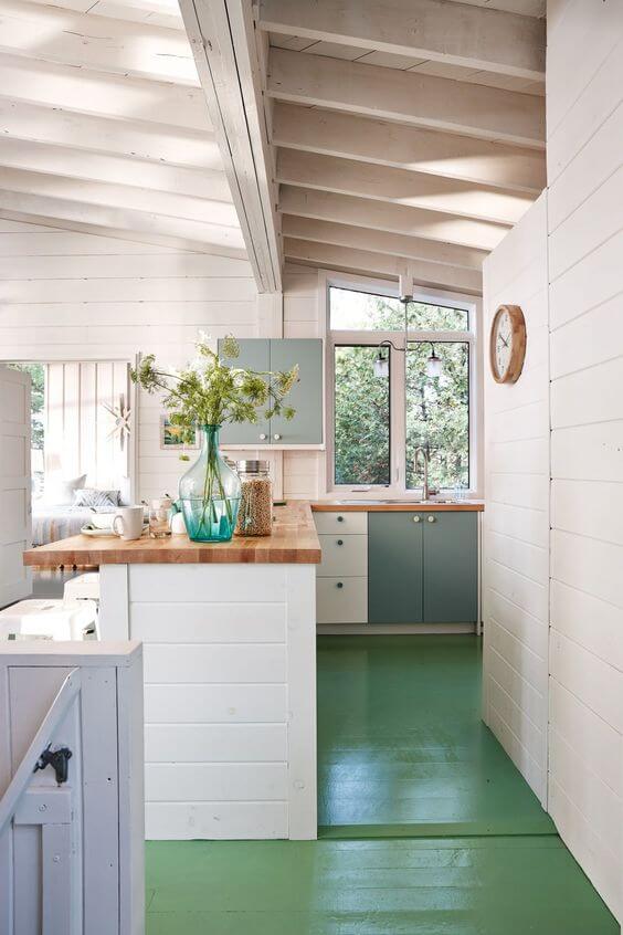Piso pintado verde com cozinha rustica branca e cinza