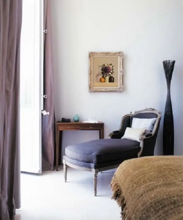 Poltrona divã com acabamento provençal. Fonte: Pinterest