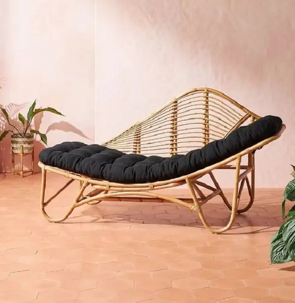 Poltrona divã feita com acabamento em Rattan. Fonte: Pinterest