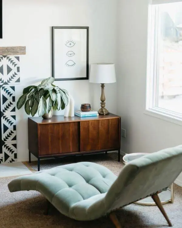 Poltrona divã para sala e móveis de madeira fazem uma combinação perfeita. Fonte: Pinterest