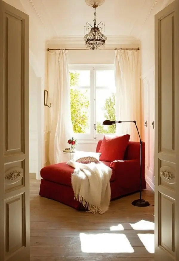 Poltrona divã vermelha e manta branca trazem conforto aos usuários. Fonte: Pinterest