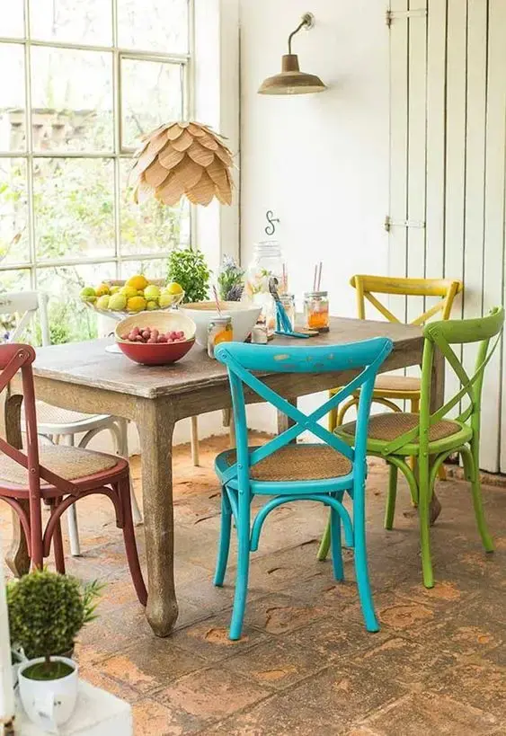 Reforma de cadeira colorida com mesa de madeira