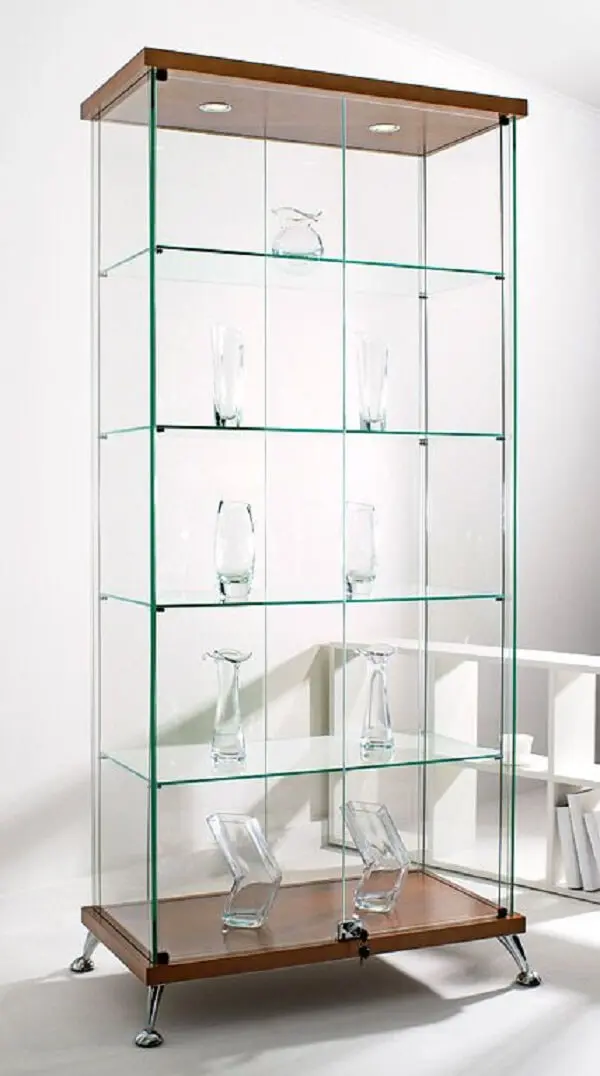 Reserve um espaço na decoração para posicionar uma linda estante de vidro. Fonte: Pinterest