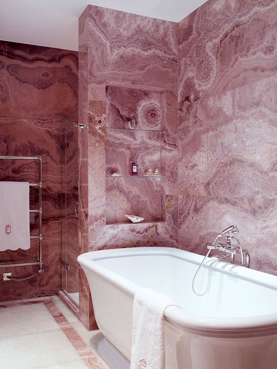 Revestimento marmorizado cor de rosa para banheiro com nicho embutido