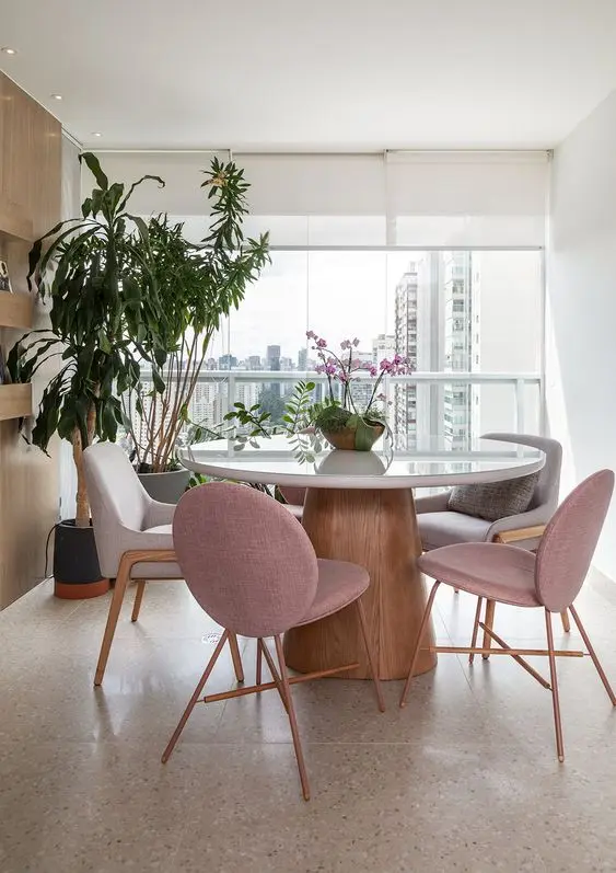 Sala de jantar com mesa cone e cadeira retrô rose