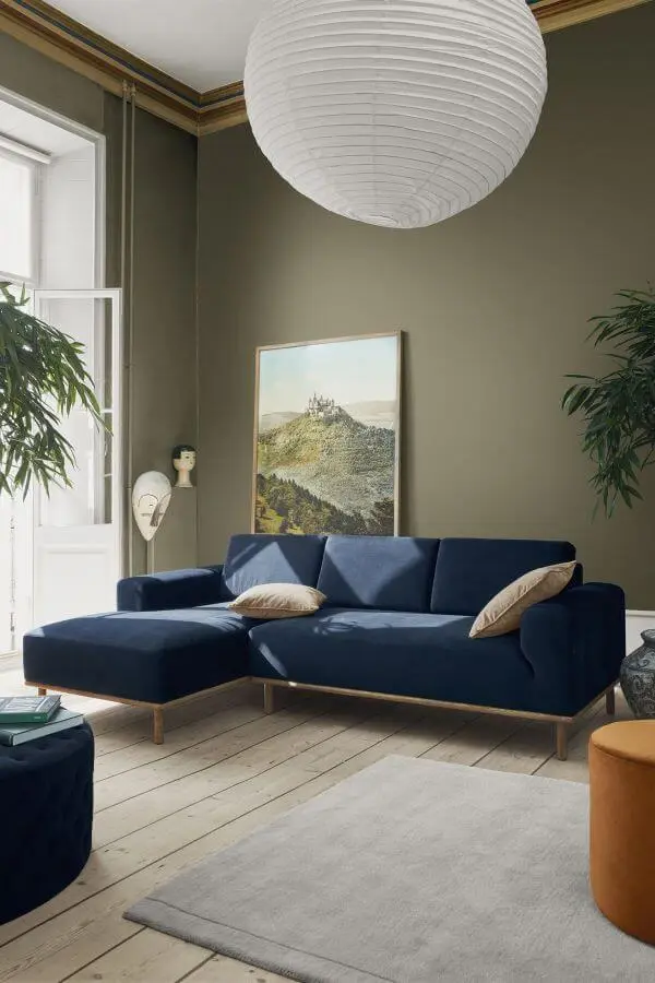 Sala chique com sofá azul marinho