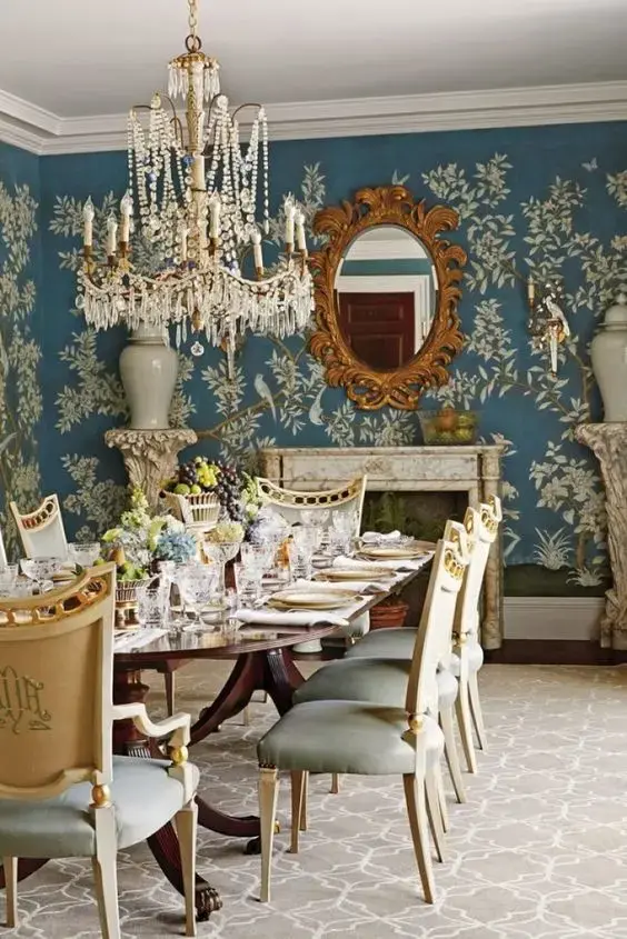 Sala clássica estilo vintage com mesa provençal
