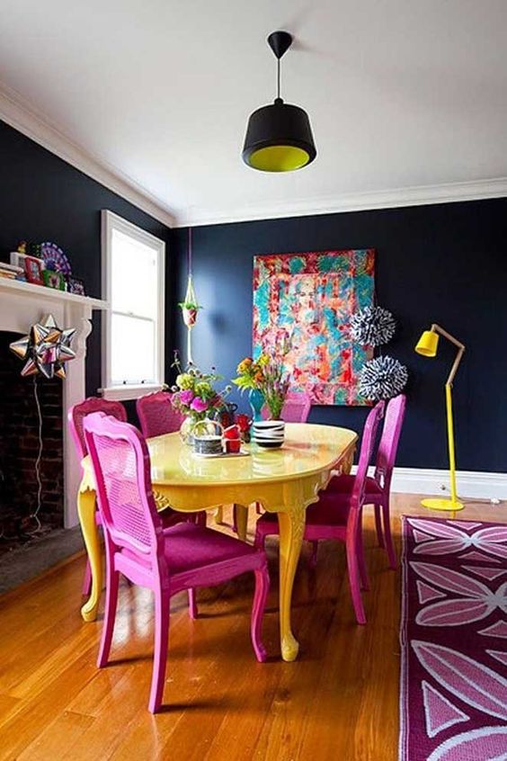 Sala colorida com cadeira pink e mesa amarela 