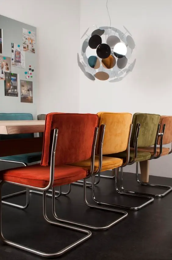 Sala com cadeira retrô colorida