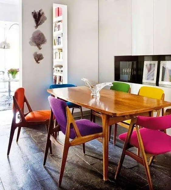  Sala com cadeira retrô colorida estofada de madeira