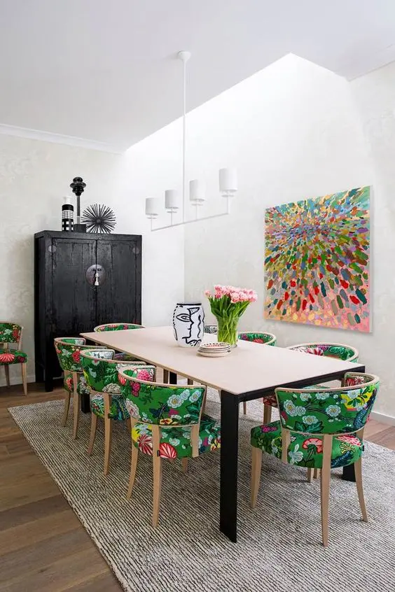 Sala com cadeira retrô floral verde