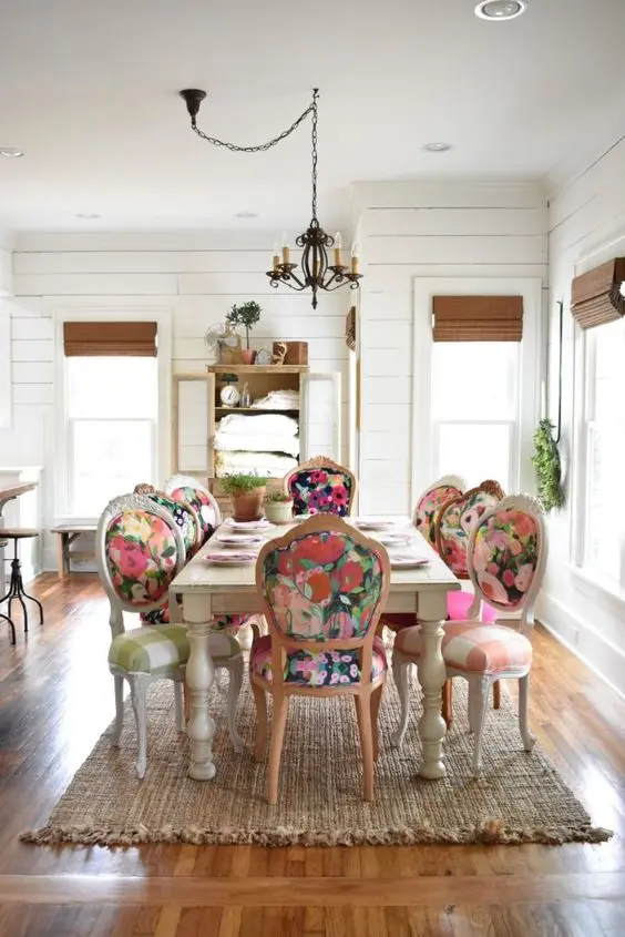 Sala com cadeira retrô vintage colorida e floral