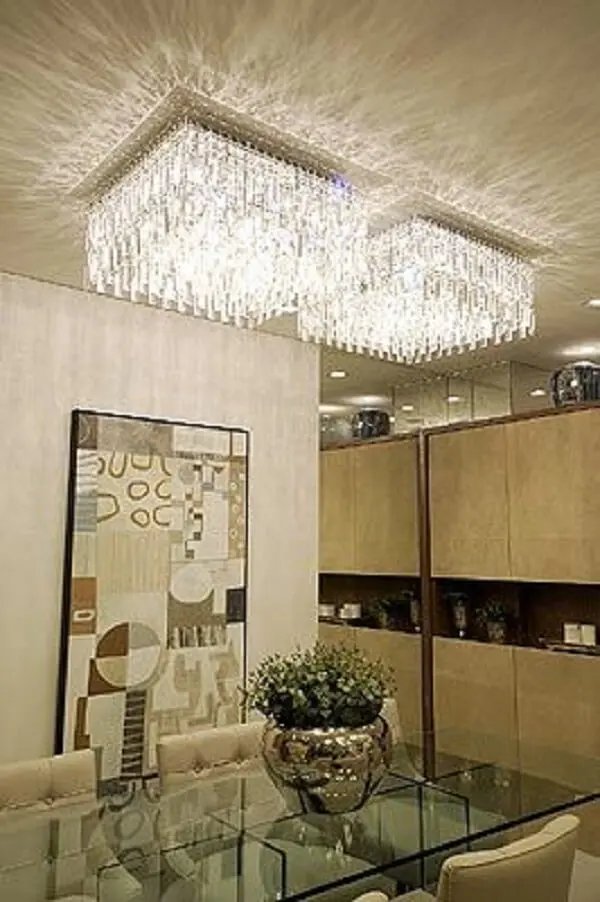 Sala com conjunto de lustre quadrado de cristal na decoração