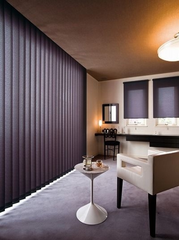 Sala com cortina persiana preta