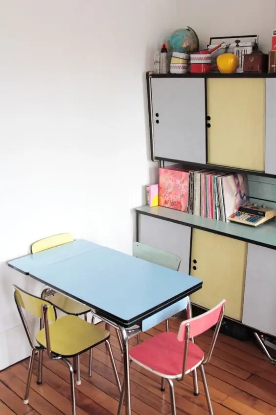 Sala com mesa de jantar e cadeira retrô colorida