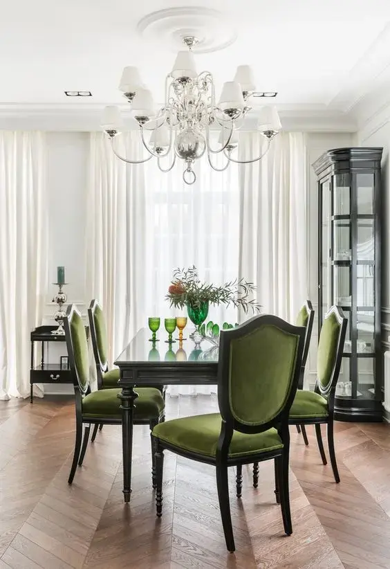 Sala com mesa provençal preta e cadeira com estofado verde no ambiente moderno