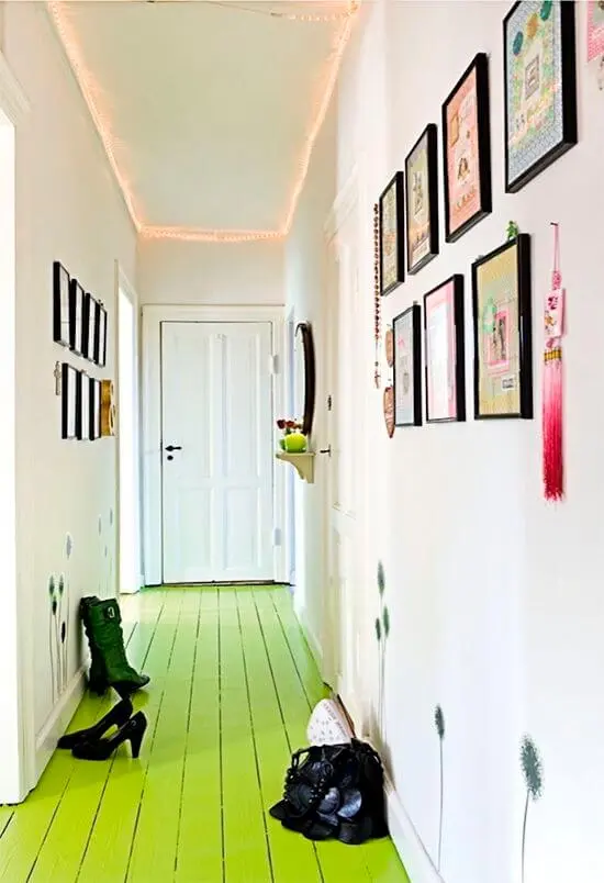 Sala com piso pintado verde e decoração criativa