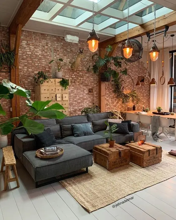 Sala com sofá estilo industrial e decoração com papel de parede rústico