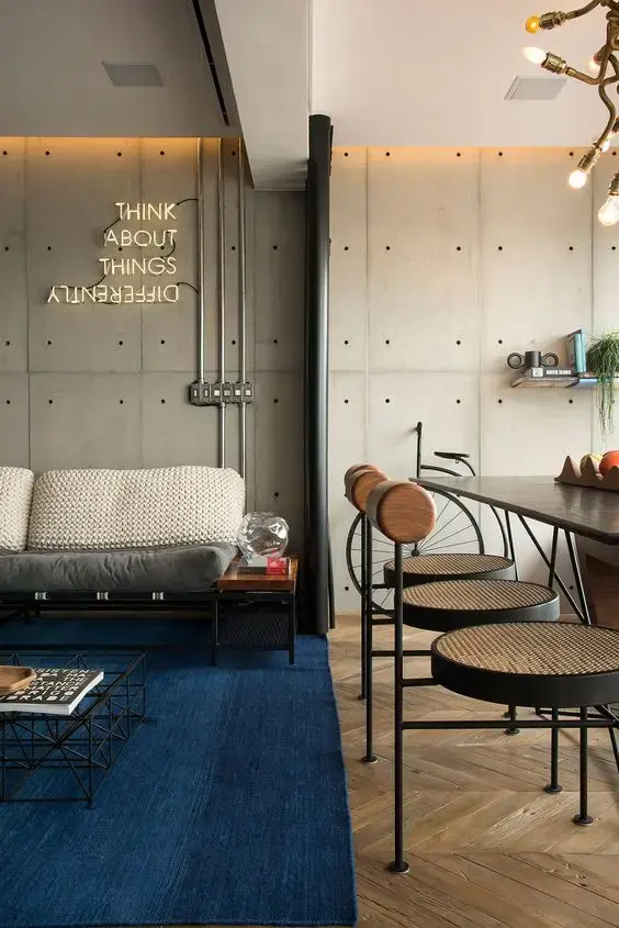 Sala com sofá estilo industrial na cor cinza