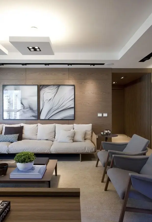 Sala de espera decorada com sofás e poltronas confortáveis