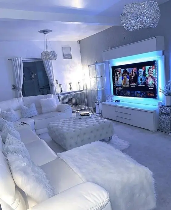 Sala de estar com televisão iluminada