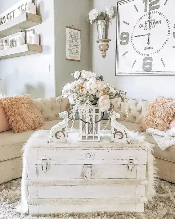 Sala de estar decorada com baú de madeira branca