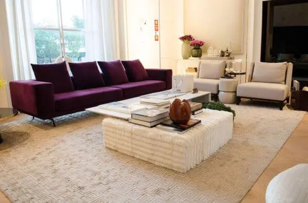 Sala de estar grande decorada com sofá vinho
