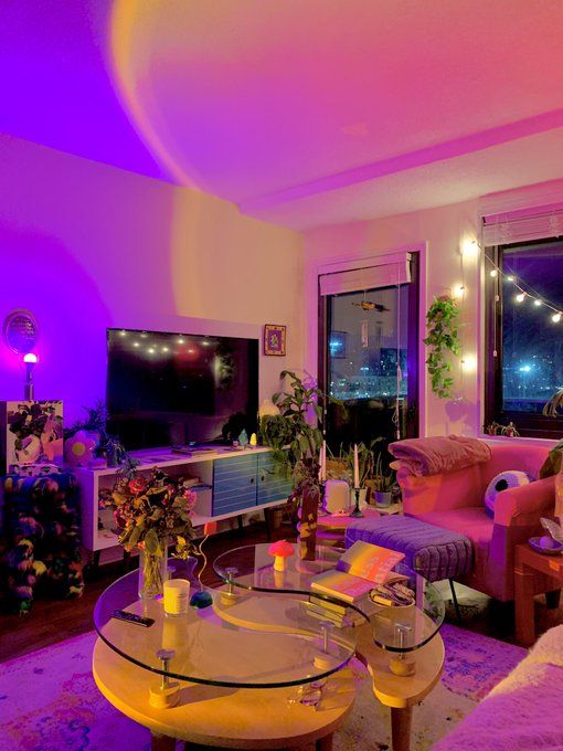 Sala de estar iluminada com luz neon