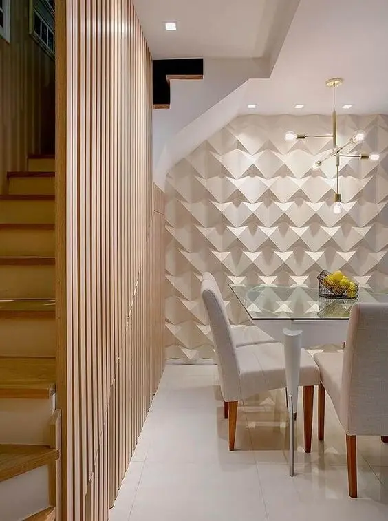 Sala de jantar clássica com parede de porcelanato 3D branca