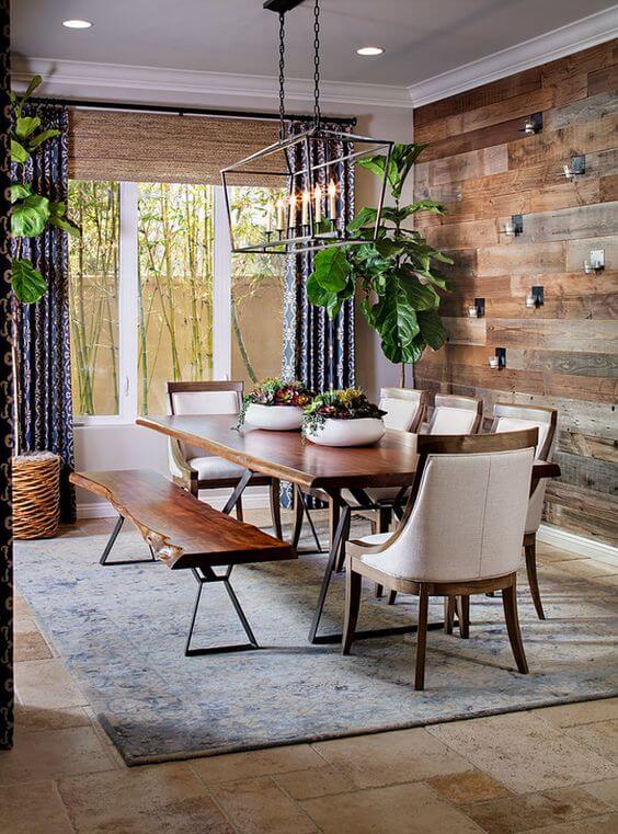 Sala de jantar com papel de parede rustico de madeira