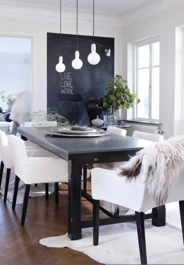 Sala de jantar com tinta lousa preta e decoração preta e branca 