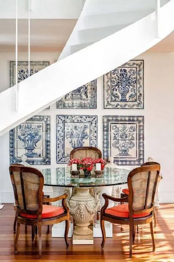 Sala de jantar decorada com revestimento cerâmico de azulejos portugueses. Fonte: Pinterest