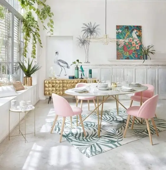 Sala de jantar feminina com cadeira retrô e decoração de plantas