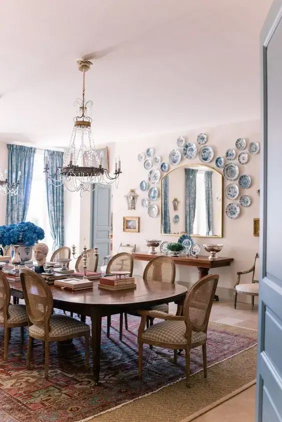 Sala de jantar grande com mesa estilo provençal de madeira e decoração em tons de azul