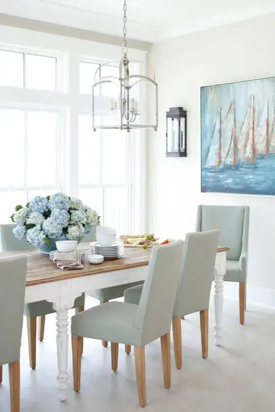 Sala moderna com mesa provençal branca e cadeiras cinza claro