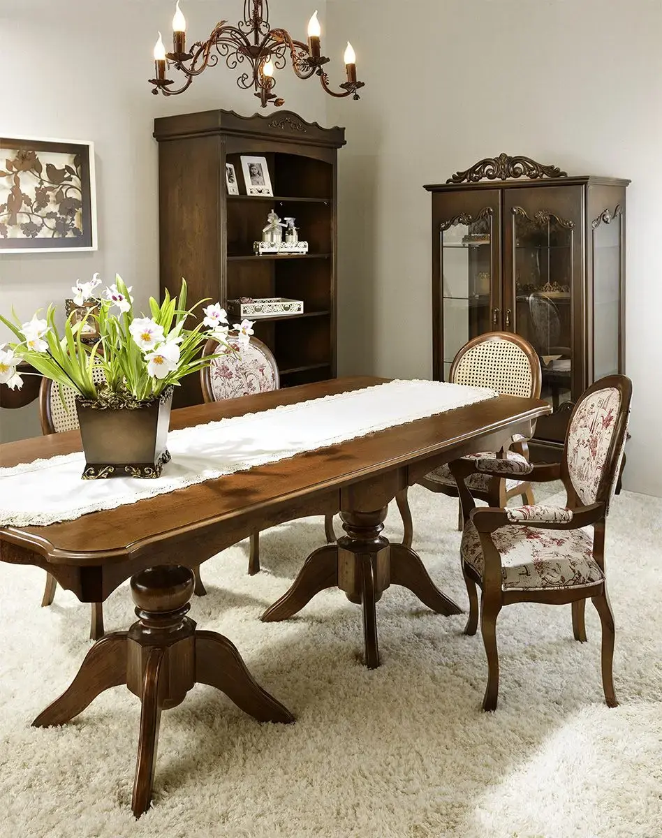 Sala rustica com mesa provençal de madeira móveis do mesmo material