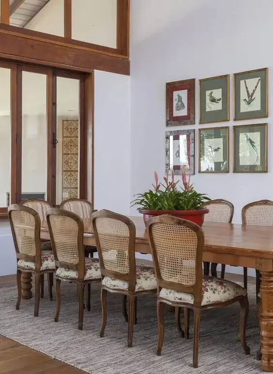 Sala rústica com mesa provençal retangular para 12 lugares