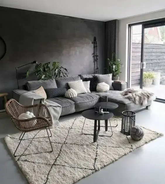 Sofá estilo industrial cinza com parede de cimento queimado