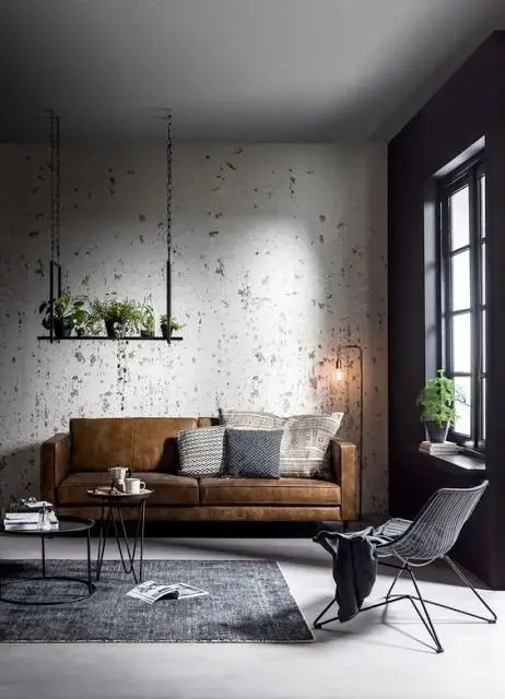 Sofá estilo industrial para sala cinza decorada com plantas