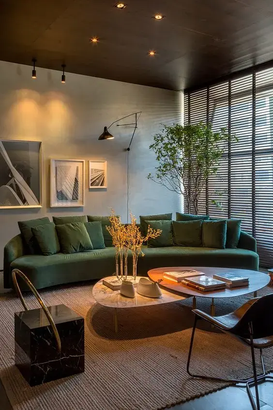 Sofá estilo industrial verde na sala moderna