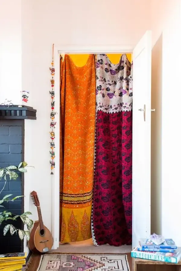 Tecidos leves e estampados complementam a decoração indiana do ambiente. Fonte: Pinterest