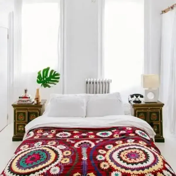 Tricô e crochê reforçam a decoração indiana no quarto. Fonte: Pinterest