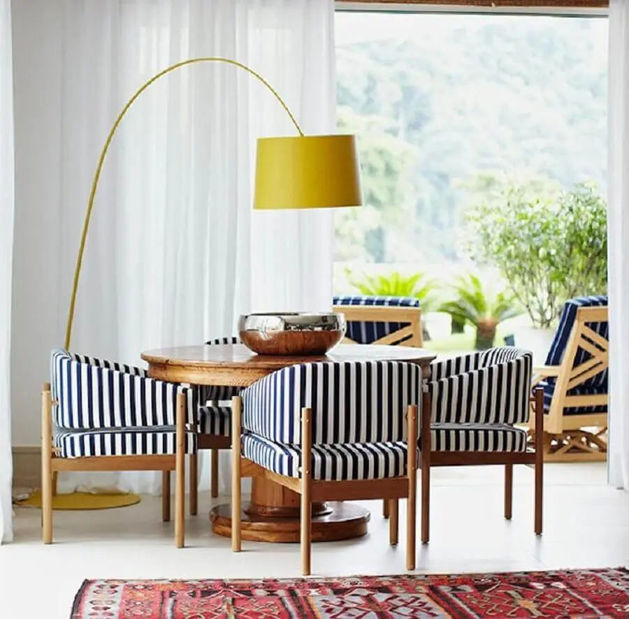 abajur de pé amarelo para sala de jantar decorada com cadeira estofada listrada Foto Marina Linhares Interiores