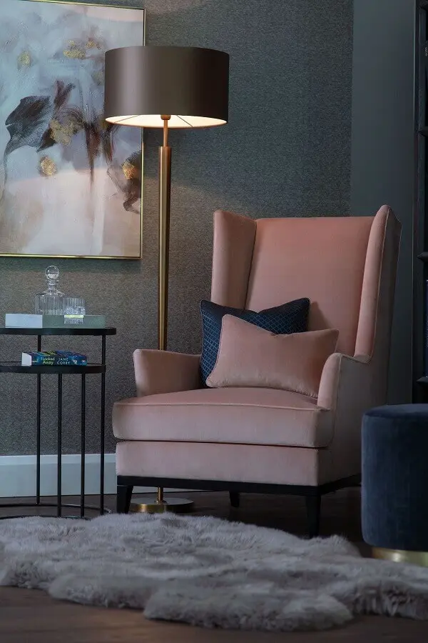 abajur de pé para cantinho de leitura decorado com poltrona rosa Foto The Sofa & Chair Company