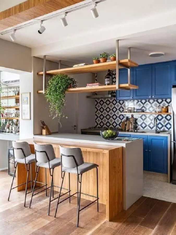 armário azul para decoração de cozinha estilo americana planejada com bancada e prateleira de madeira Foto Pinterest