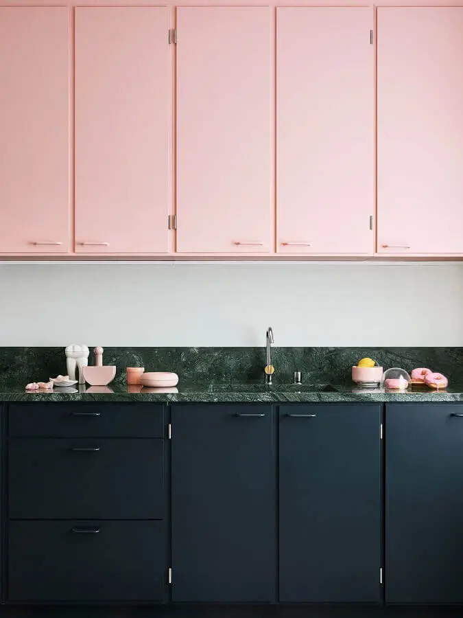 armário aéreo rosa chá para decoração de cozinha com gabinete preto Foto Domino