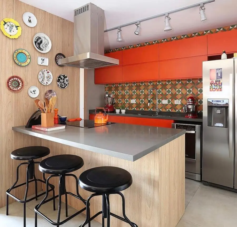 armário laranja para decoração de cozinha planejada estilo americana com bancada cinza  Foto Pinterest