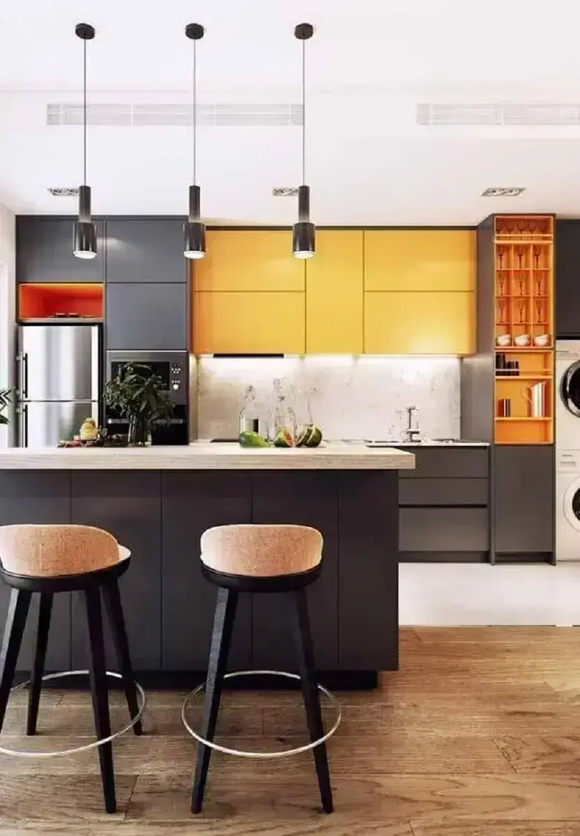 armário planejado de cozinha moderna decorada em cinza e amarelo Foto Futurist Architecture
