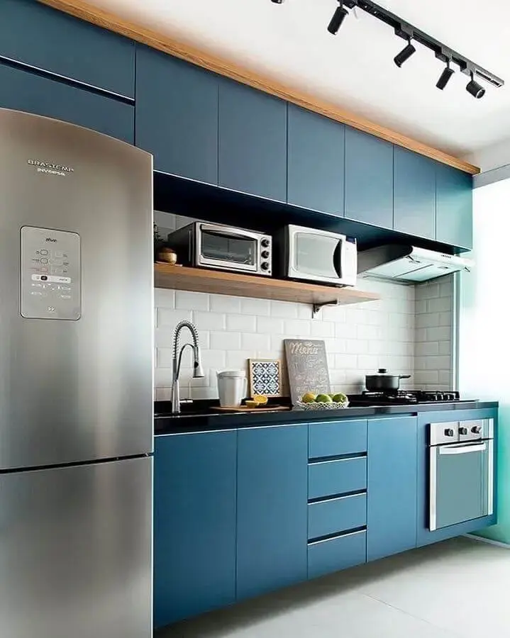 armário planejado para cozinha azul decorada com metro white Foto Jeito de Casa