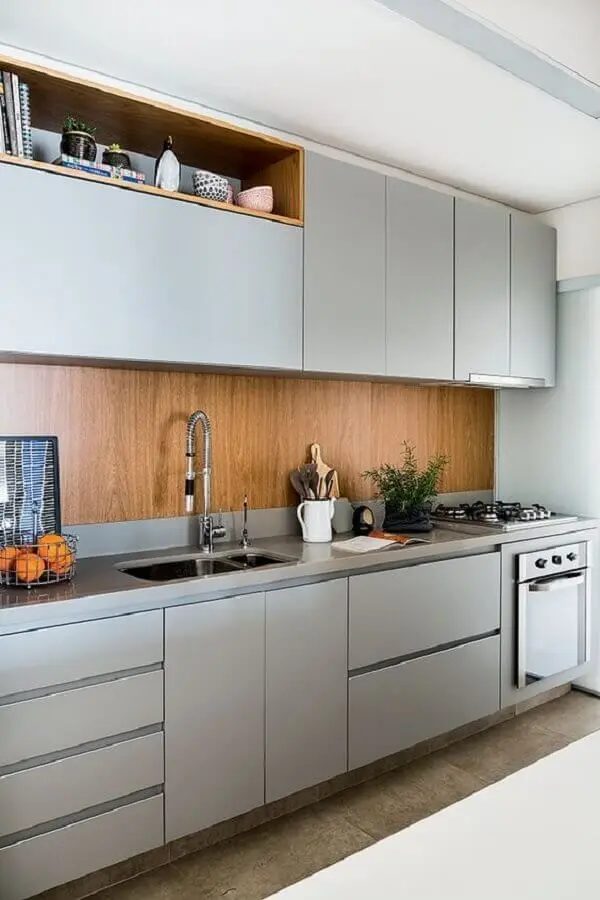 armário planejado para cozinha cinza moderna decorada com revestimento amadeirado Foto Jeito de Casa